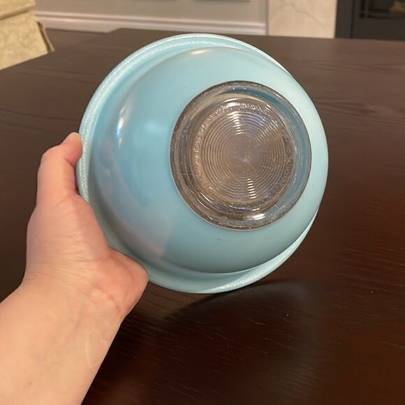 322 Vintage Pyrex Bowl in Beautiful Light Blue Good Condition Mixing Bowl - Picture 5 of 5